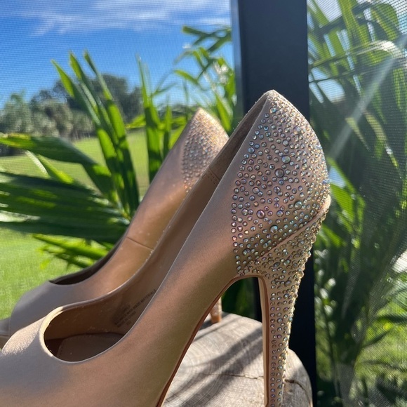Steve Madden gold satin peep toe heels with rhinestones sz 8.5 - Picture 2 of 12